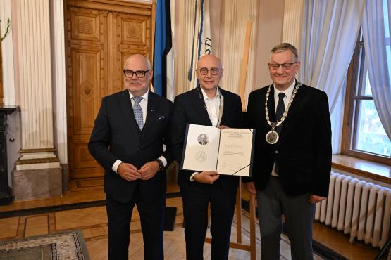 Vabariigi President Alar Karis Endel Lippmaa medali üleandmisel Stefan Hellile